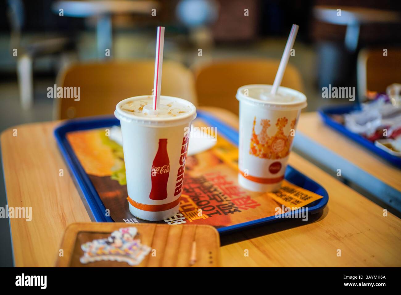Ein McDonald’s Restaurant in China, das die globale Reichweite der amerikanischen Fast-Food-Marke in einem lokalen urbanen Kontext zeigt. Das Schild kombiniert die Symbole Stockfoto