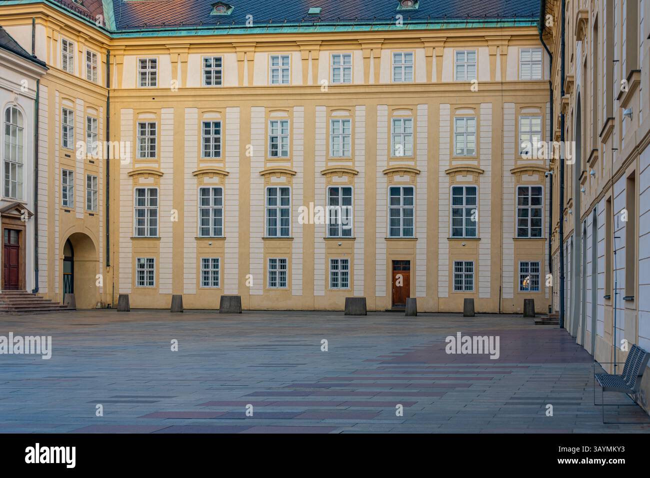 Blick auf den zweiten Innenhof der Prager Burg bei Sonnenuntergang in Tschechien. BILD Stockfoto