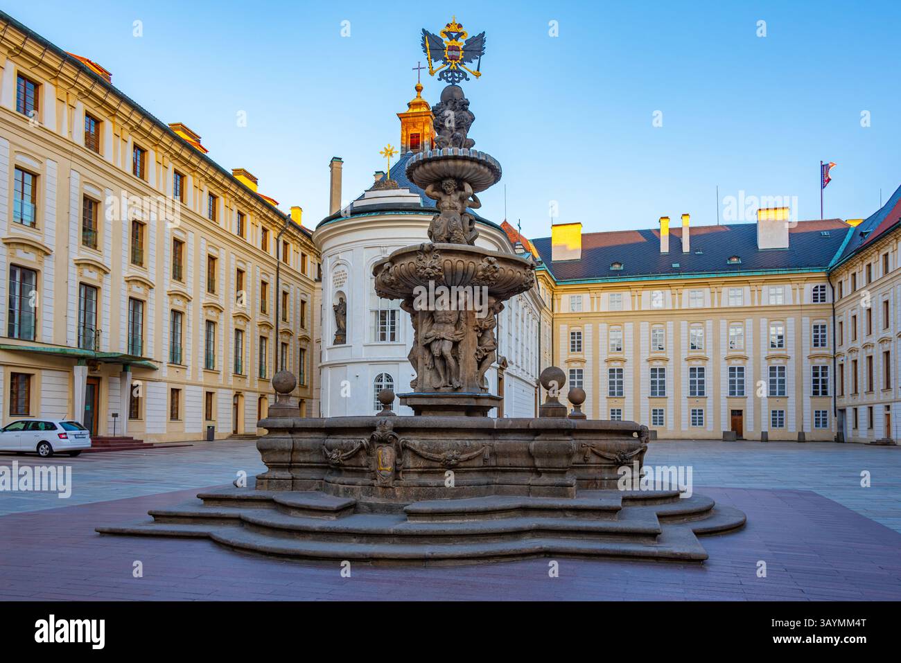 Kohl's Fountain im zweiten Hof der Prager Burg in Tschechien. BILD Stockfoto