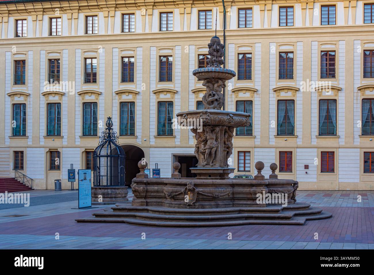 Kohl's Fountain im zweiten Hof der Prager Burg in Tschechien. BILD Stockfoto