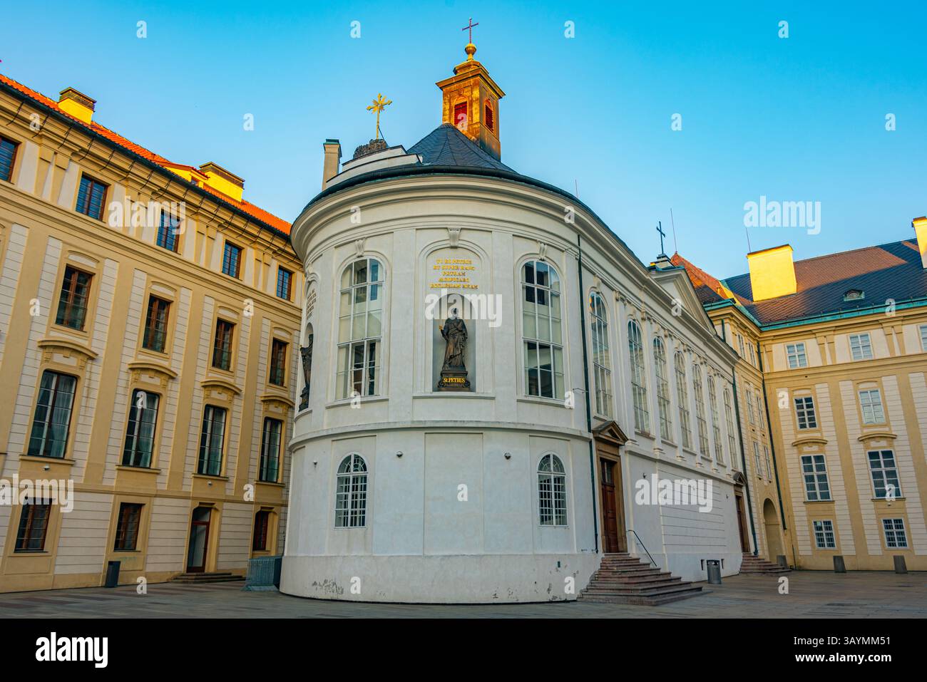 Blick auf den zweiten Innenhof der Prager Burg bei Sonnenuntergang in Tschechien. BILD Stockfoto