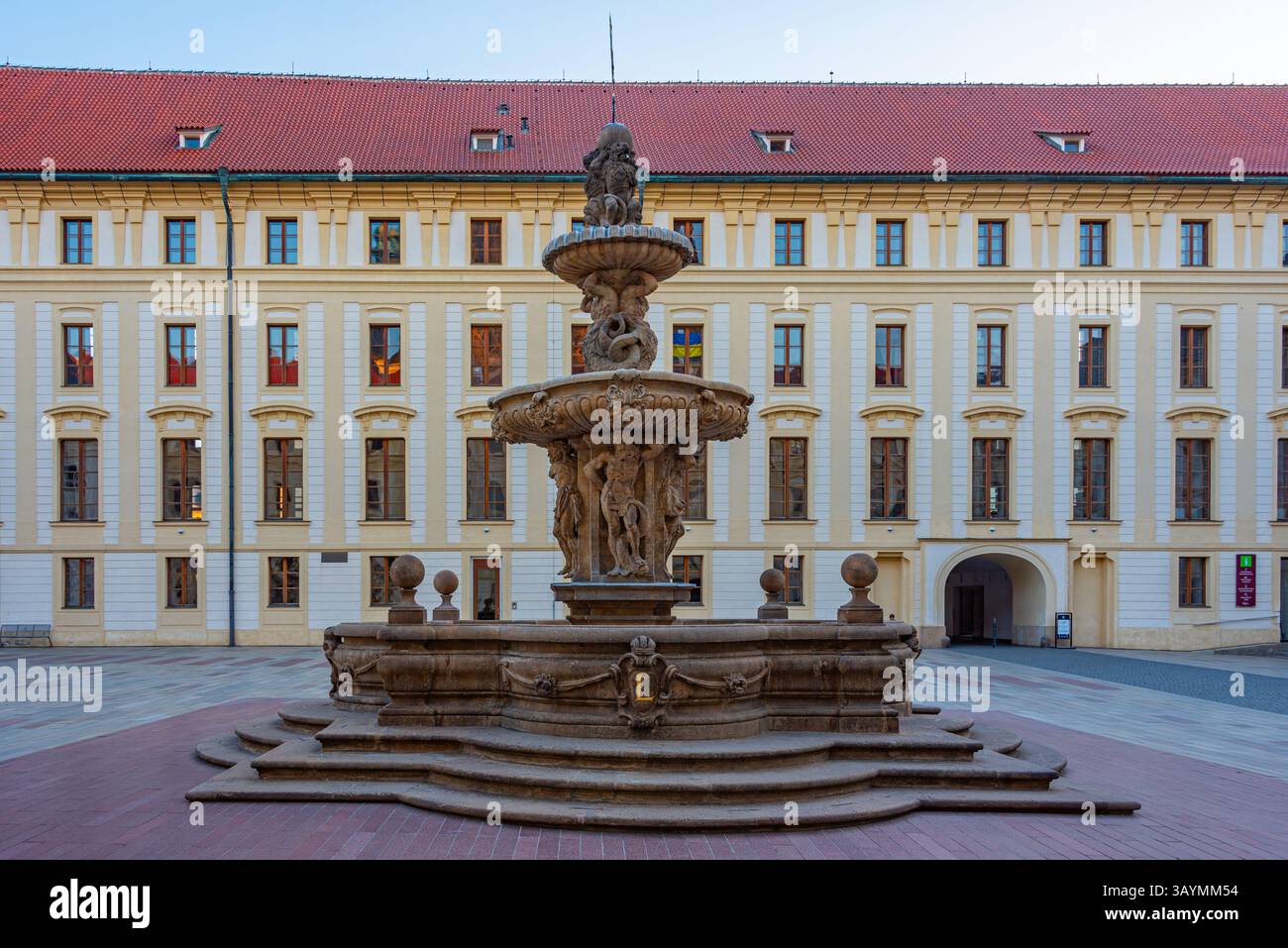 Kohl's Fountain im zweiten Hof der Prager Burg in Tschechien. BILD Stockfoto