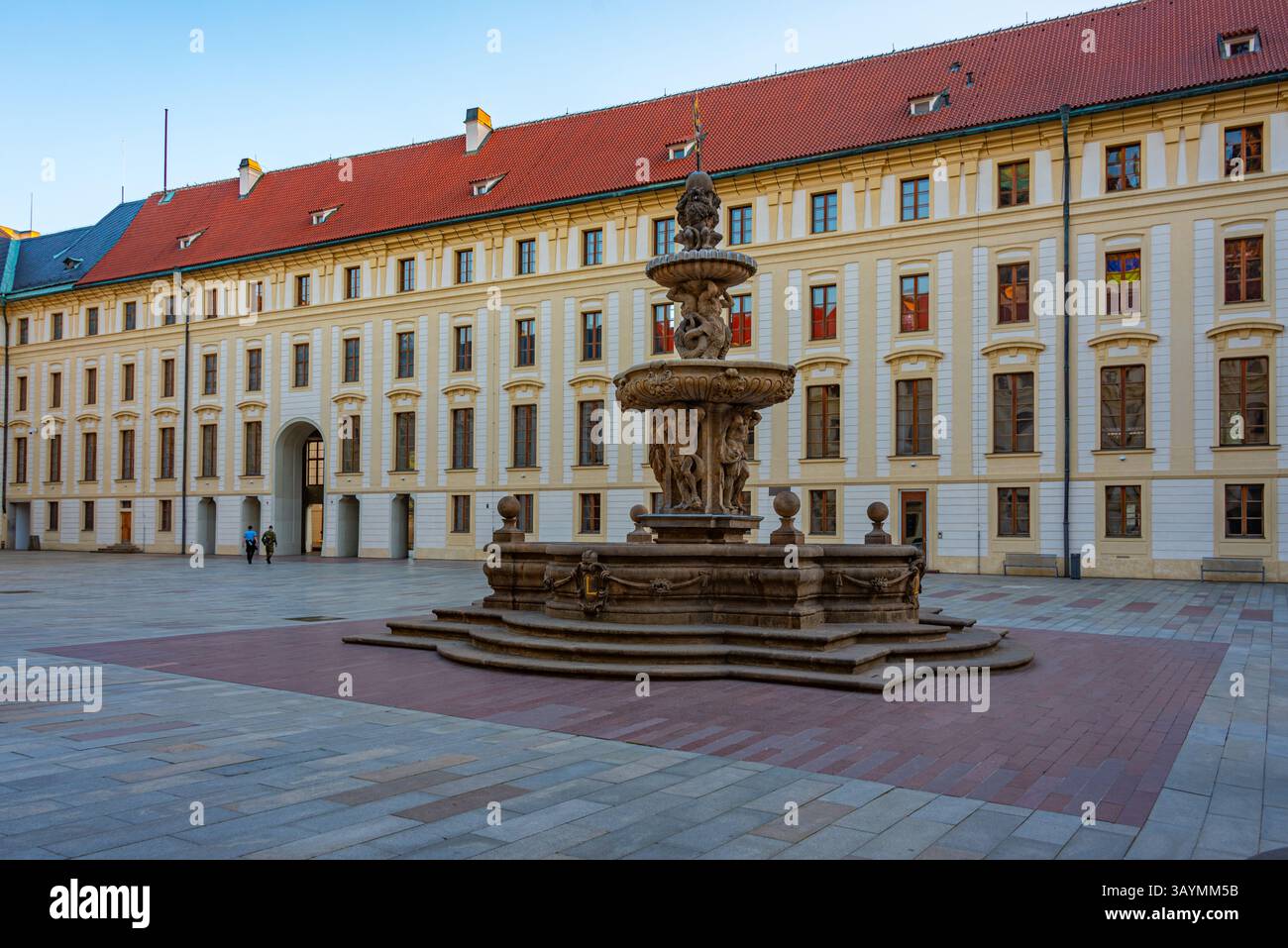 Kohl's Fountain im zweiten Hof der Prager Burg in Tschechien. BILD Stockfoto