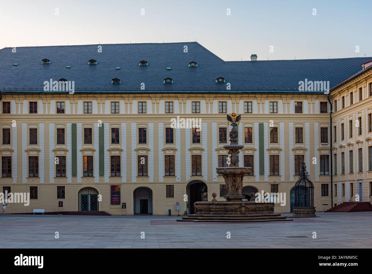 Kohl's Fountain im zweiten Hof der Prager Burg in Tschechien. BILD Stockfoto