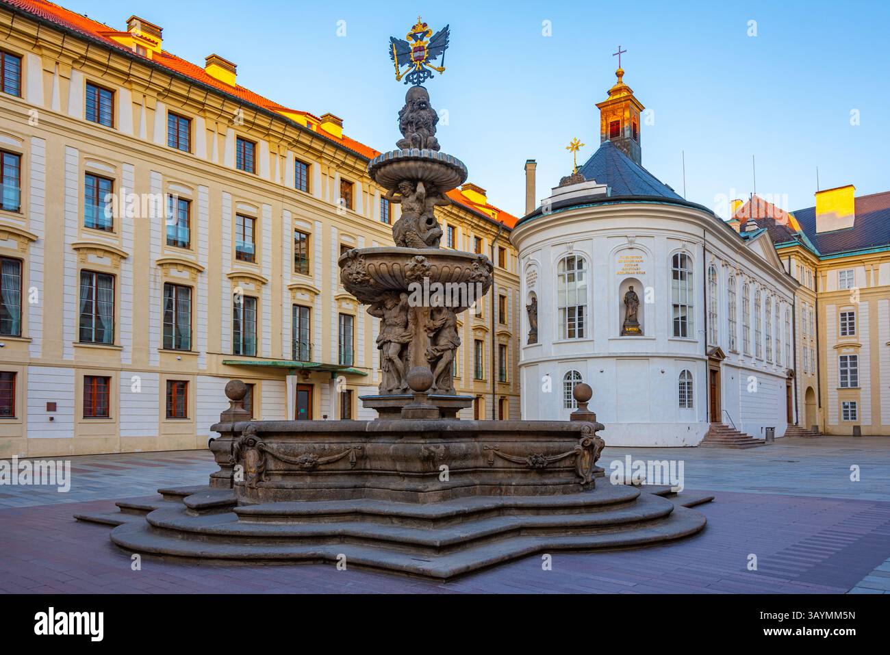 Kohl's Fountain im zweiten Hof der Prager Burg in Tschechien. BILD Stockfoto