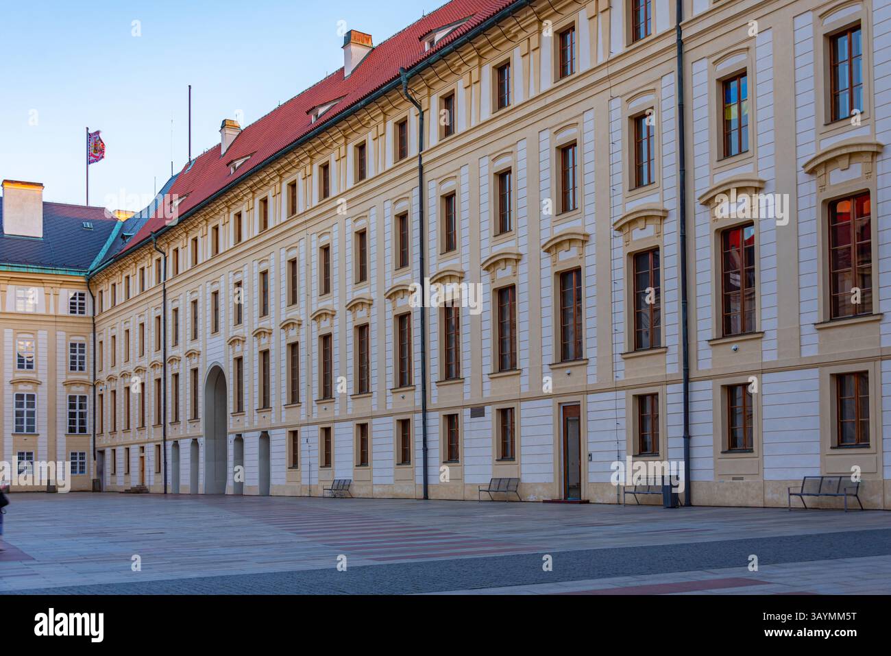 Blick auf den zweiten Innenhof der Prager Burg bei Sonnenuntergang in Tschechien. BILD Stockfoto