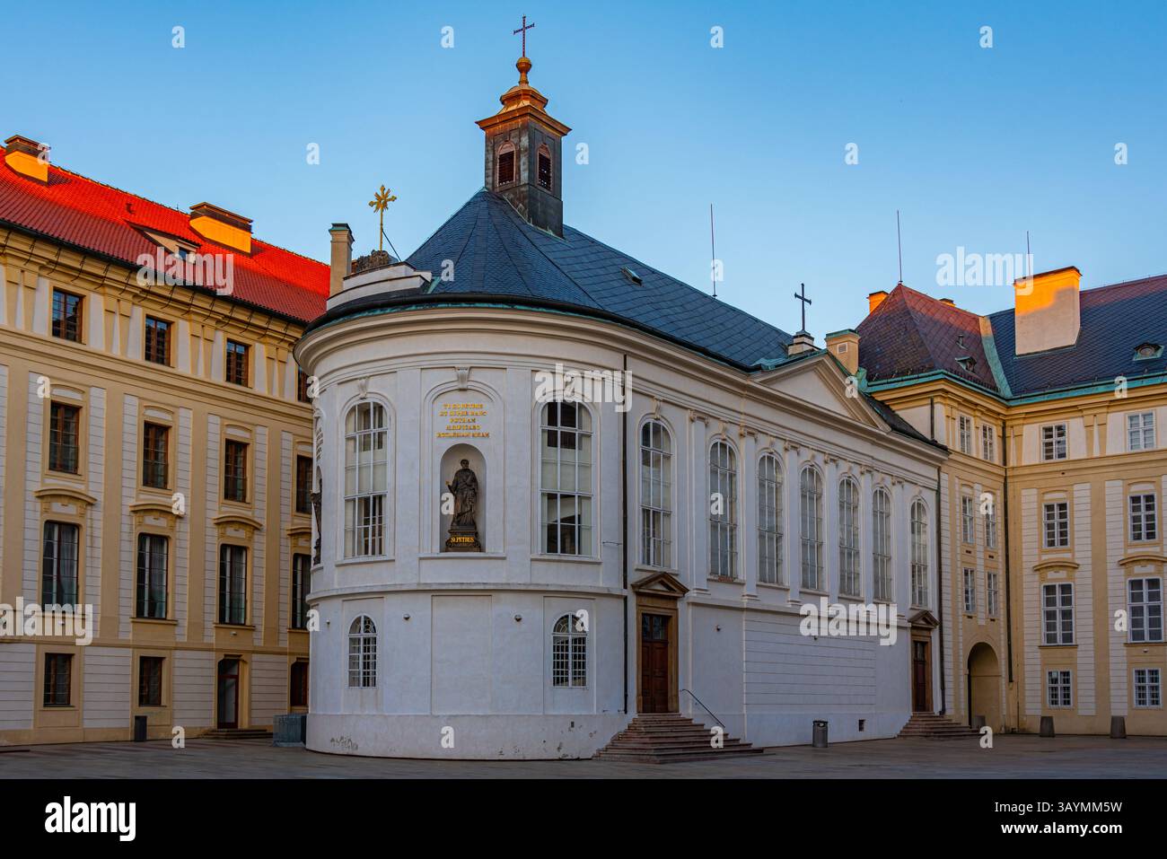 Blick auf den zweiten Innenhof der Prager Burg bei Sonnenuntergang in Tschechien. BILD Stockfoto