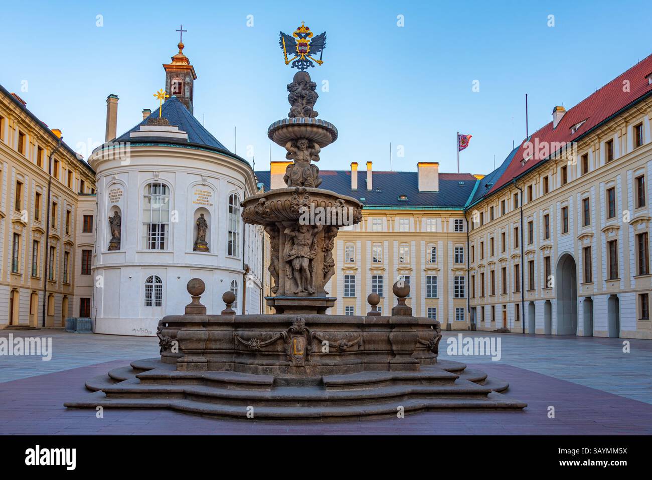 Kohl's Fountain im zweiten Hof der Prager Burg in Tschechien. BILD Stockfoto