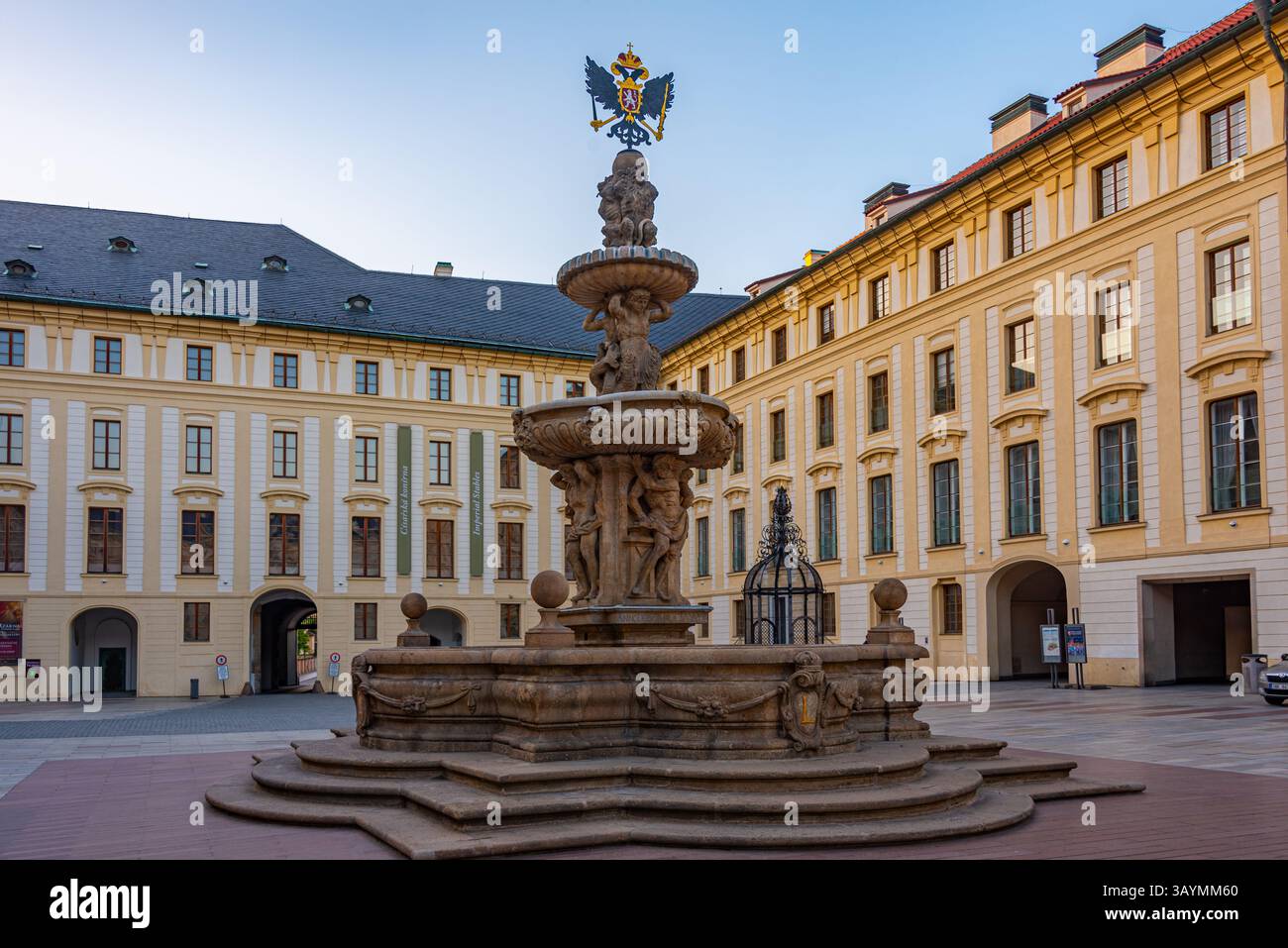 Kohl's Fountain im zweiten Hof der Prager Burg in Tschechien. BILD Stockfoto