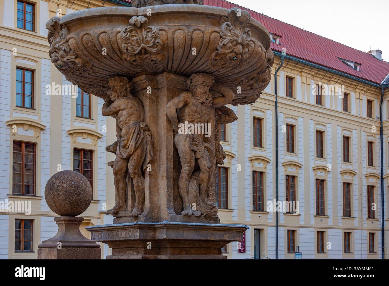 Kohl's Fountain im zweiten Hof der Prager Burg in Tschechien. BILD Stockfoto