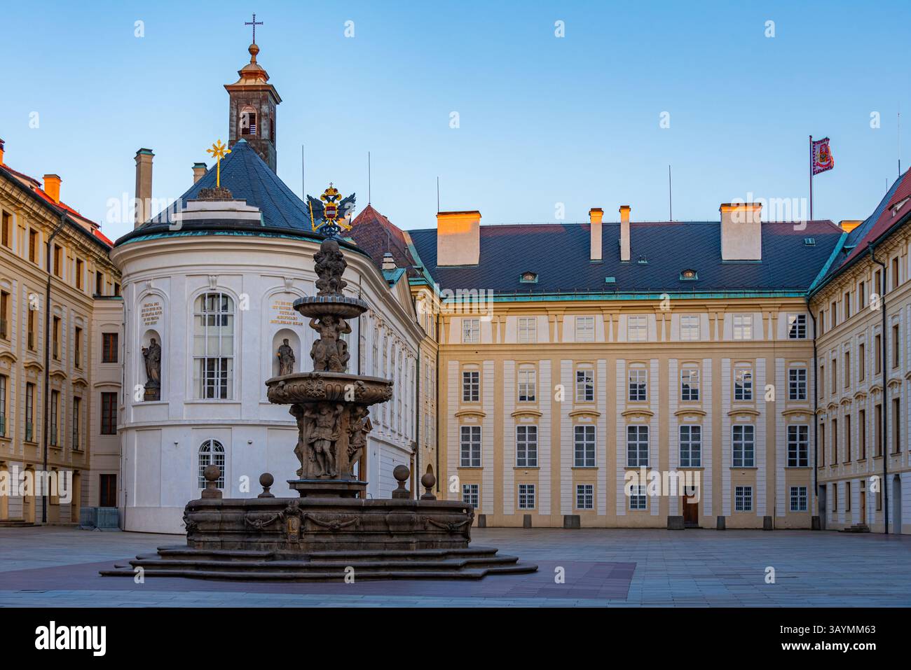 Kohl's Fountain im zweiten Hof der Prager Burg in Tschechien. BILD Stockfoto