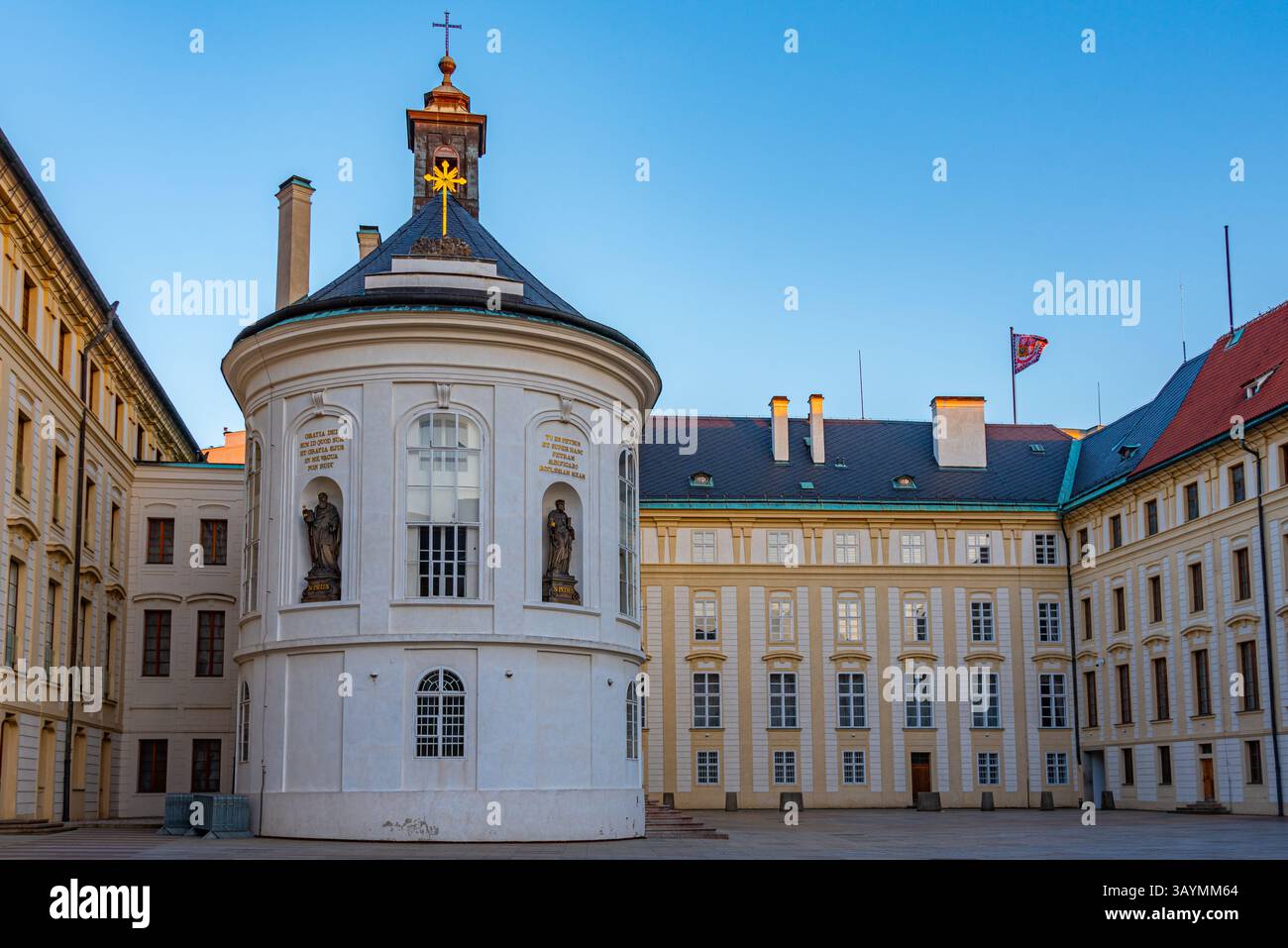 Blick auf den zweiten Innenhof der Prager Burg bei Sonnenuntergang in Tschechien. BILD Stockfoto