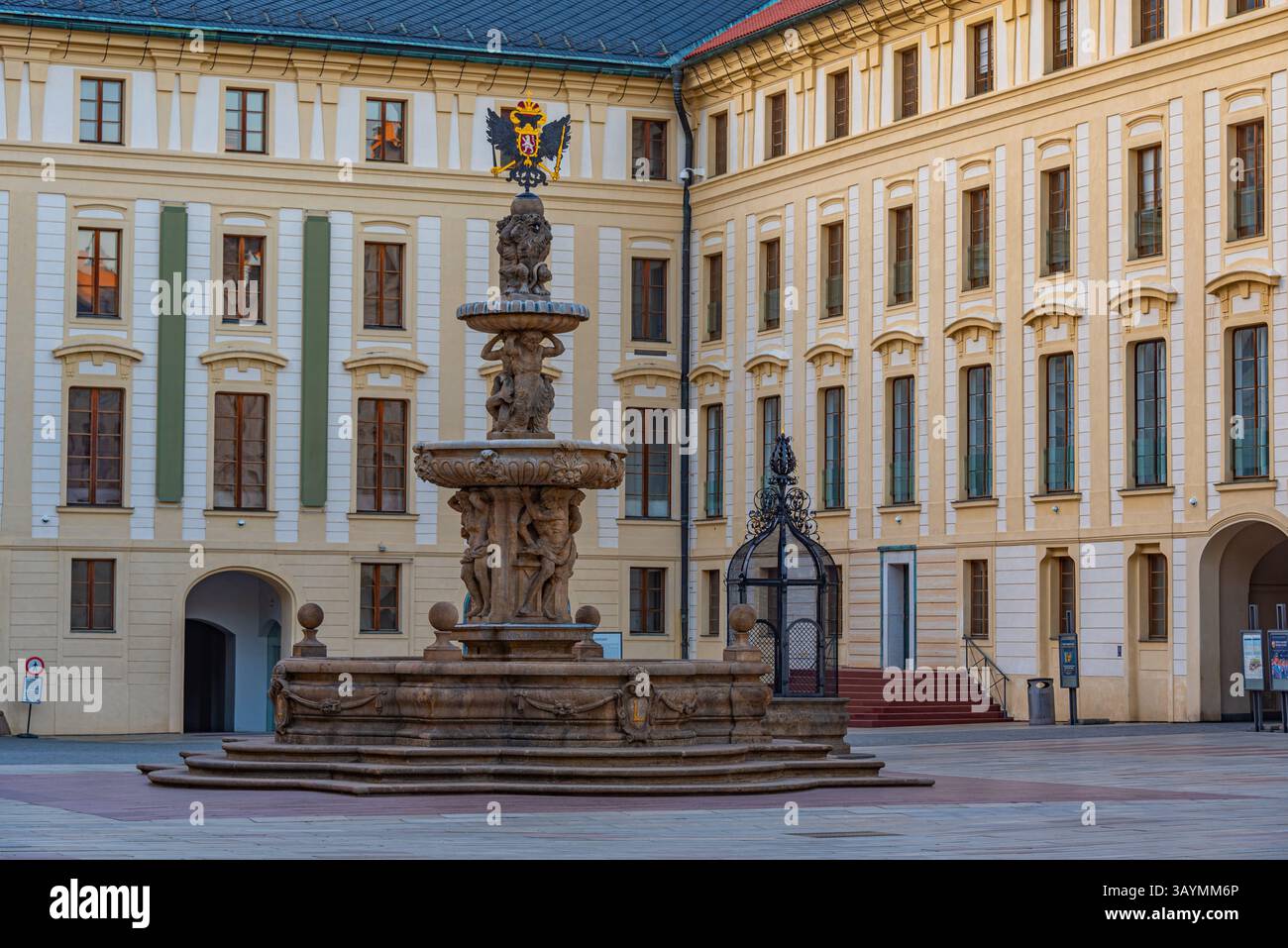 Kohl's Fountain im zweiten Hof der Prager Burg in Tschechien. BILD Stockfoto