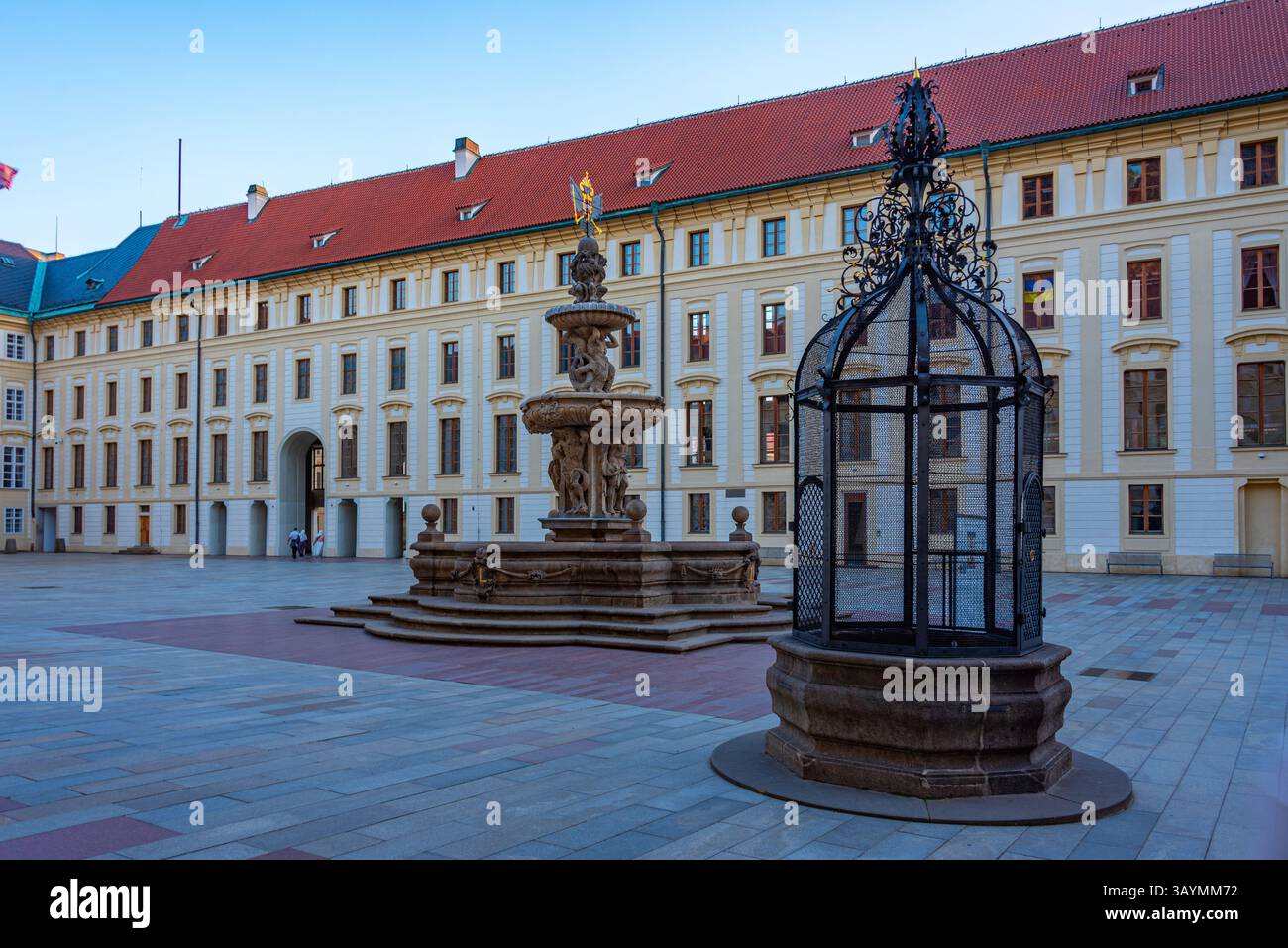 Kohl's Fountain im zweiten Hof der Prager Burg in Tschechien. BILD Stockfoto