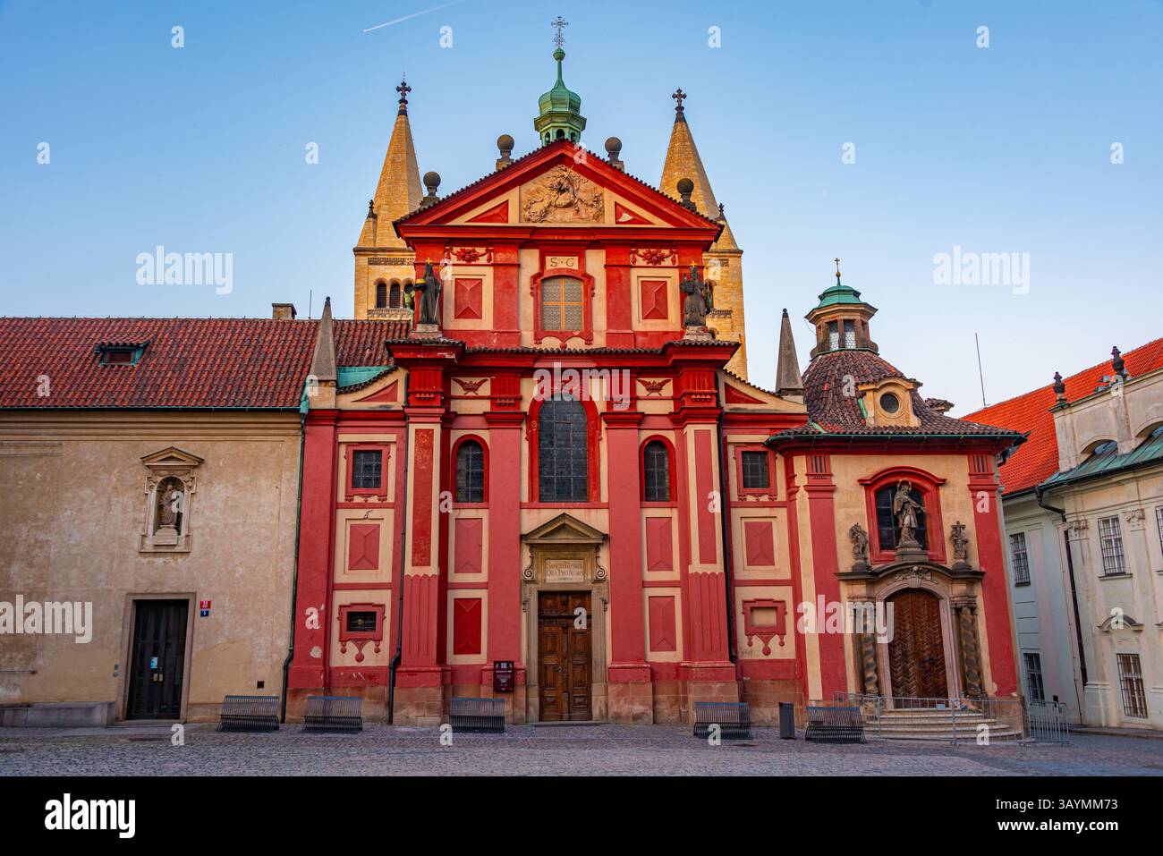 Blick auf den Sonnenuntergang des St. Georges Kloster auf der Prager Burg, Tschechische republik. BILD Stockfoto