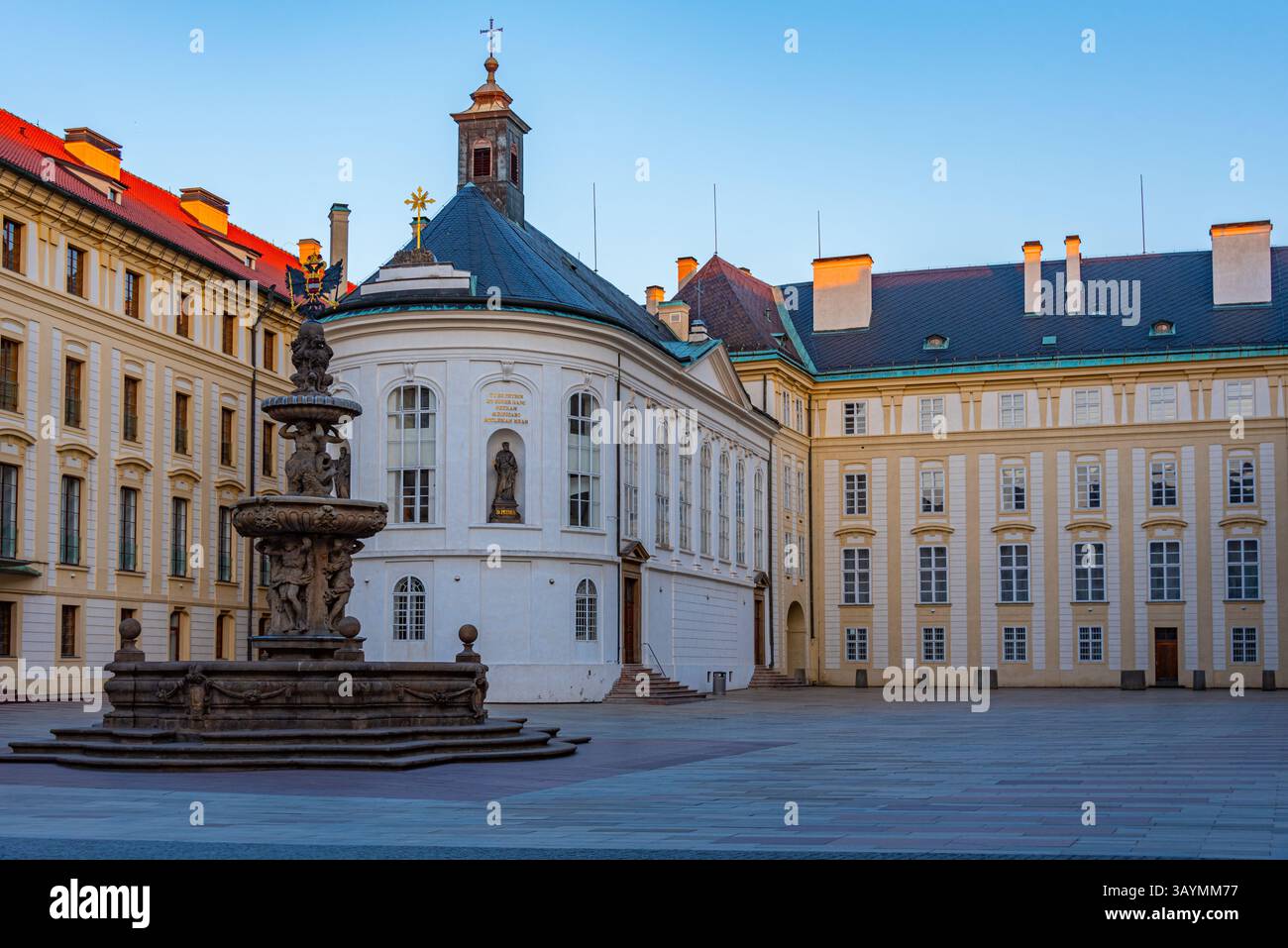 Kohl's Fountain im zweiten Hof der Prager Burg in Tschechien. BILD Stockfoto
