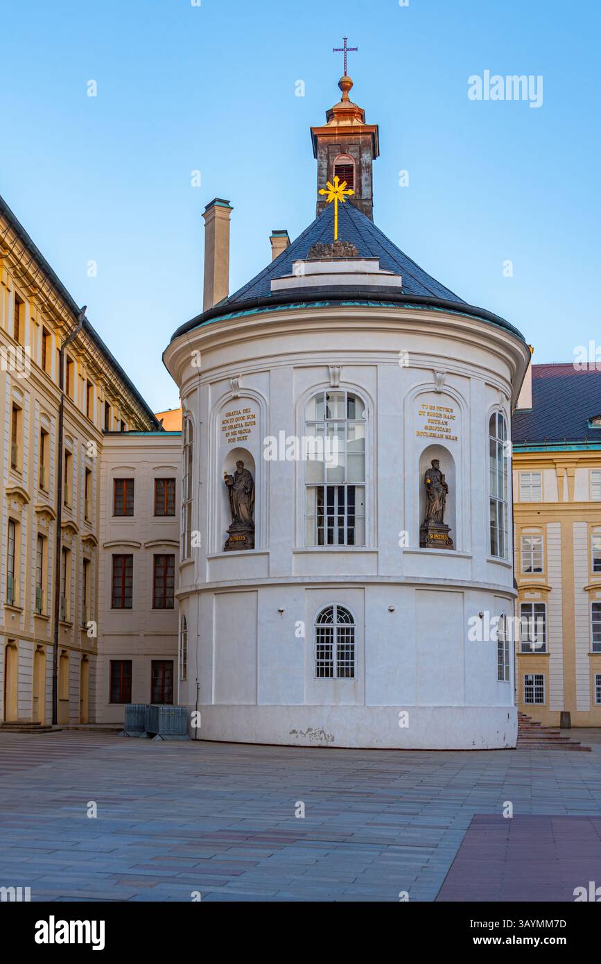 Blick auf den zweiten Innenhof der Prager Burg bei Sonnenuntergang in Tschechien. BILD Stockfoto