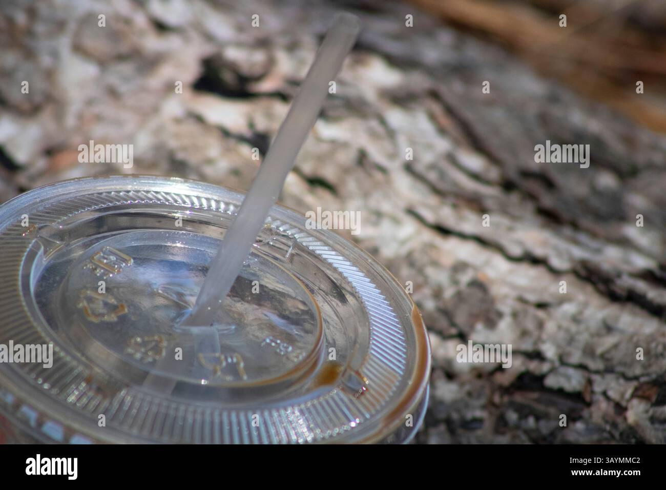 Trinkdeckel und Strohhalm aus durchsichtigem Kunststoff Stockfoto