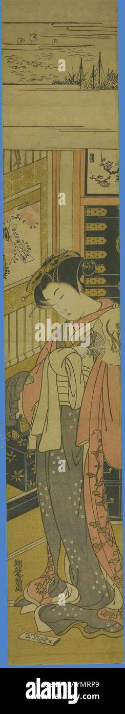 Eine ruhige Szene mit einer anmutigen Frau in einem traditionellen Kimono, die an einem Holzgeländer steht. Sie blickt nachdenklich, während sie von komplizierten Details ihrer Umgebung umgeben ist, einschließlich kunstvoller Muster und fernen Segelschiffen. Die Komposition fängt einen Moment der ruhigen Reflexion ein und zeigt kulturelle Elemente und Kunstfertigkeit. Die Kurtisane Kaoru von Chojiya blickt hinunter auf einen Liebesbrief auf dem Boden, ca. 1773/75, Isoda Koryusai, Japanisch, 1735-1790, Japan, Farbholzdruck, Hashira-e, 3/8 x 5/8 Zoll Klassische Kunst mit modernem Touch, neu interpretiert von Artotop Stockfoto