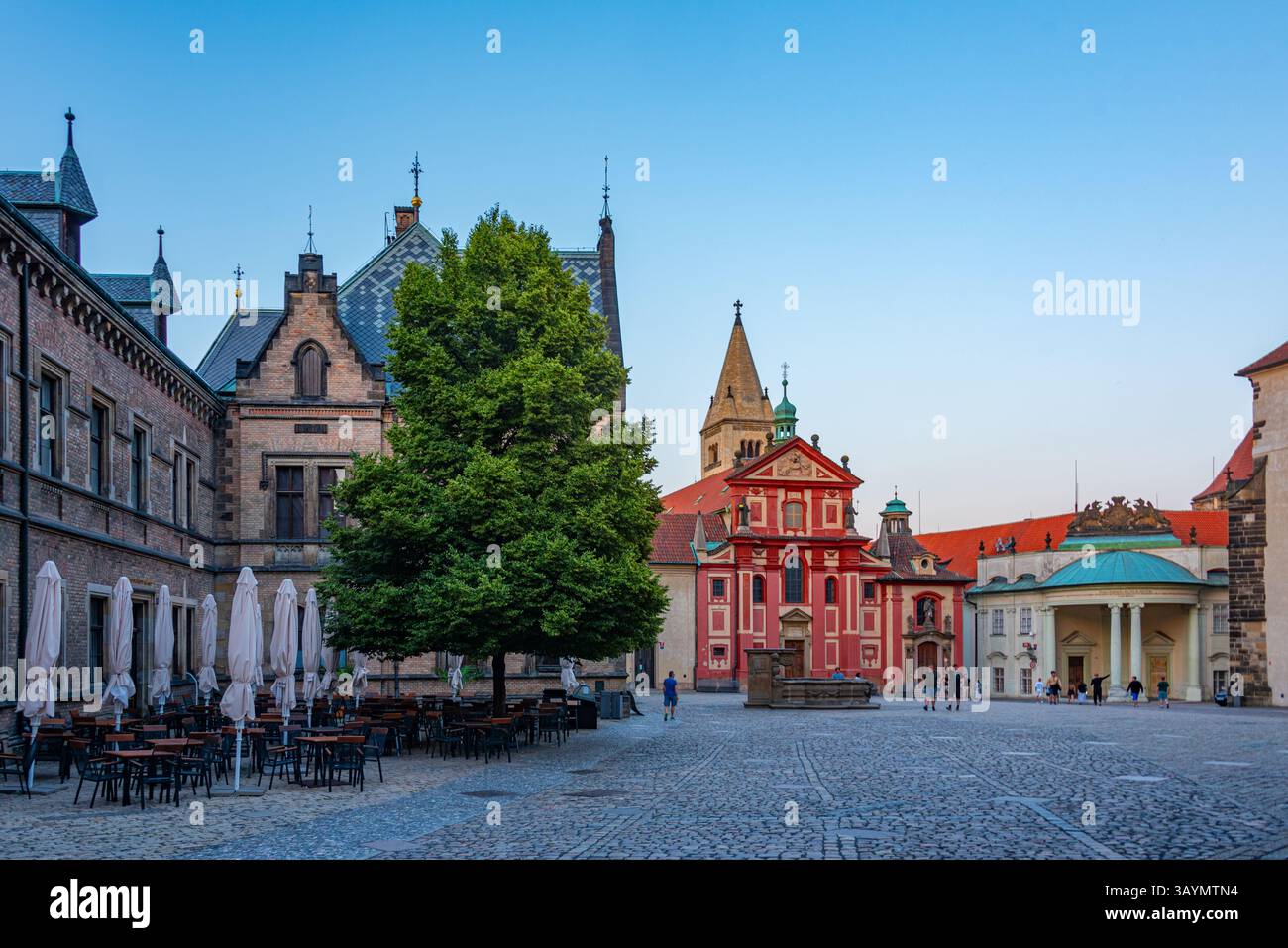 Blick auf den Sonnenuntergang des St. Georges Kloster auf der Prager Burg, Tschechische republik. BILD Stockfoto