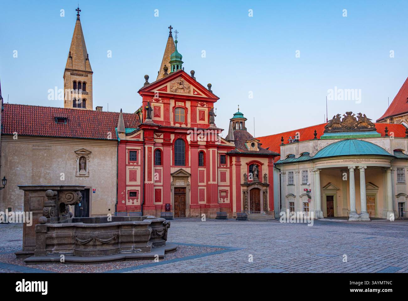 Blick auf den Sonnenuntergang des St. Georges Kloster auf der Prager Burg, Tschechische republik. BILD Stockfoto