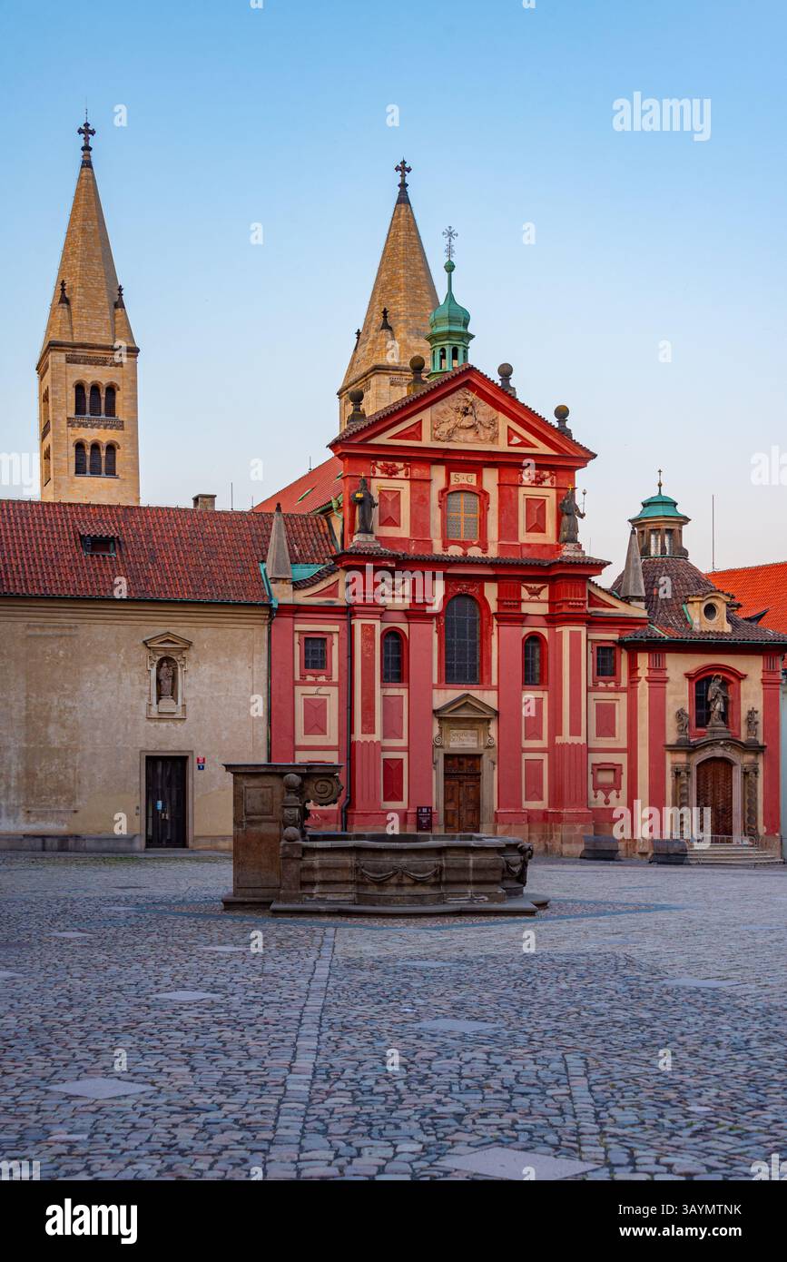 Blick auf den Sonnenuntergang des St. Georges Kloster auf der Prager Burg, Tschechische republik. BILD Stockfoto