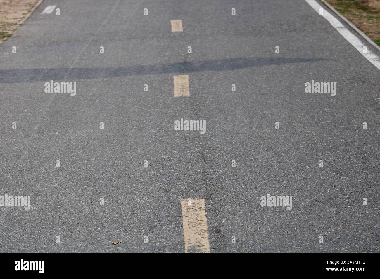 Fahrstraße mit gelben Strichen Stockfoto
