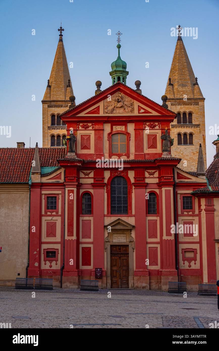 Blick auf den Sonnenuntergang des St. Georges Kloster auf der Prager Burg, Tschechische republik. BILD Stockfoto