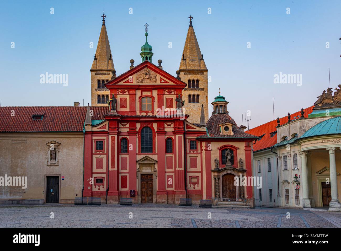 Blick auf den Sonnenuntergang des St. Georges Kloster auf der Prager Burg, Tschechische republik. BILD Stockfoto