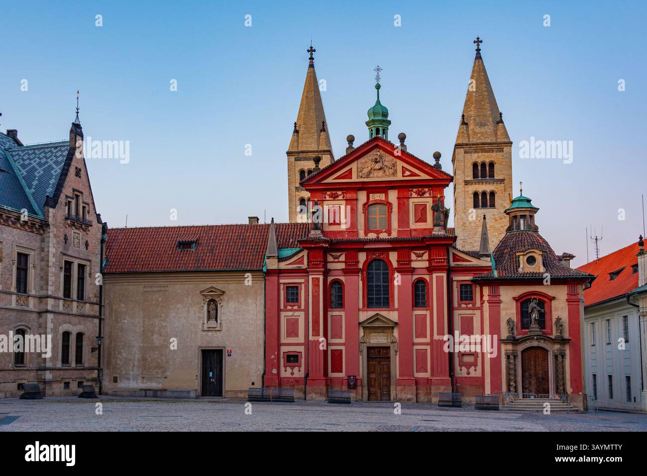 Blick auf den Sonnenuntergang des St. Georges Kloster auf der Prager Burg, Tschechische republik. BILD Stockfoto
