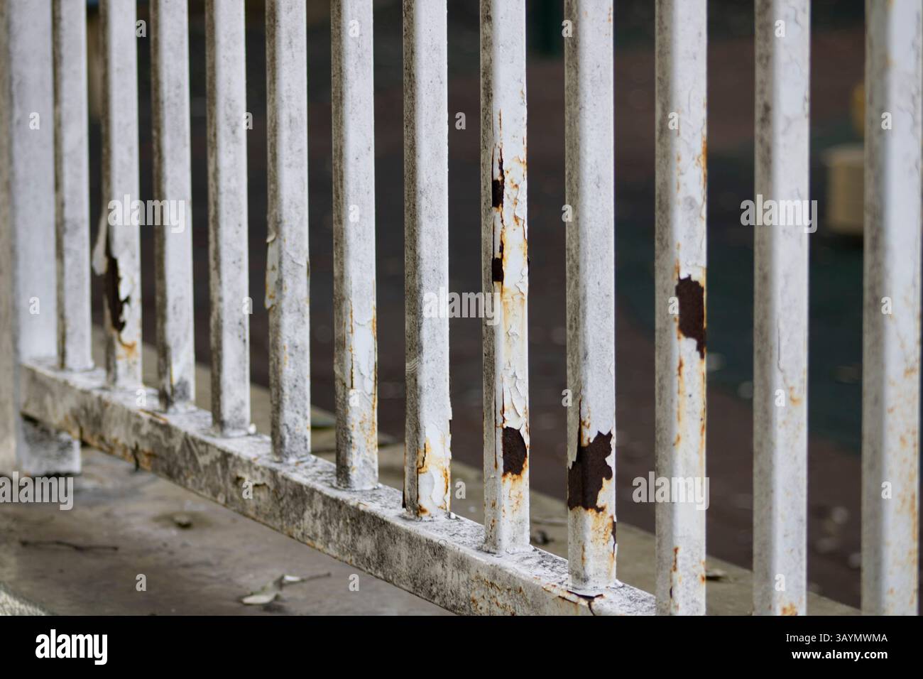 Rostiger Metallzaun mit abgebrochener weißer Farbe Stockfoto