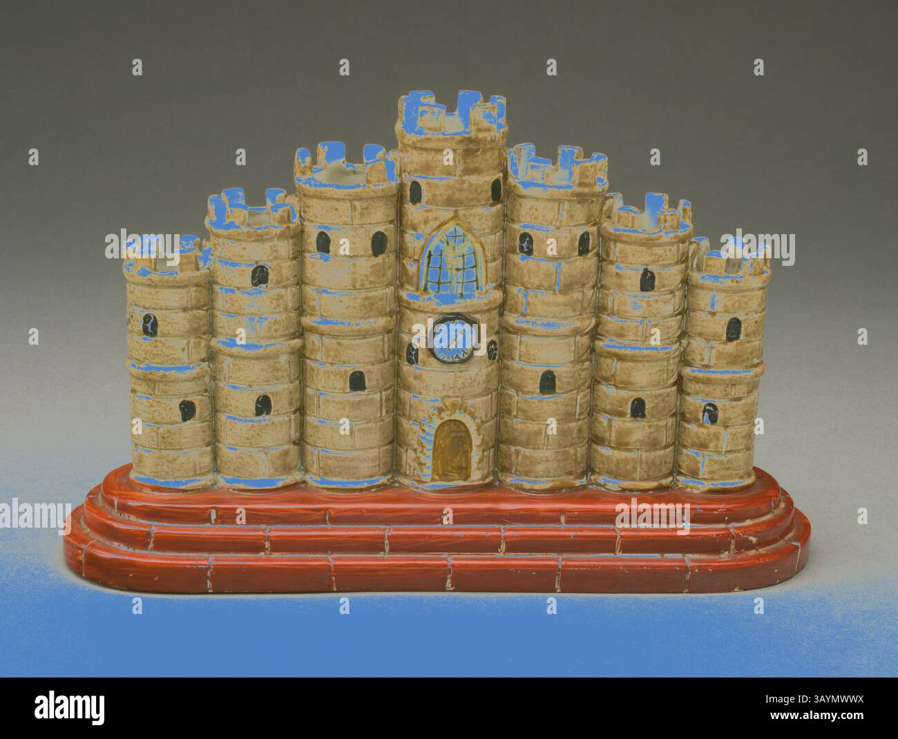 Eine skurrile Burgfigur mit mehreren Türmen, komplett mit einer zentralen Uhr und einem bogenförmigen Eingang, alle auf einem klassischen Sockel. Das Design zeigt eine Mischung aus komplizierten Details und einer verspielten Ästhetik, die ein Gefühl von Fantasie und Abenteuer weckt. Blumenhalter, 1825/50, England, Staffordshire, Staffordshire, glasiertes Steingut mit polychromem Emaildekor, H 13 cm (5 1/8 Zoll) Klassische Kunst mit modernem Touch, neu interpretiert von Artotop Stockfoto