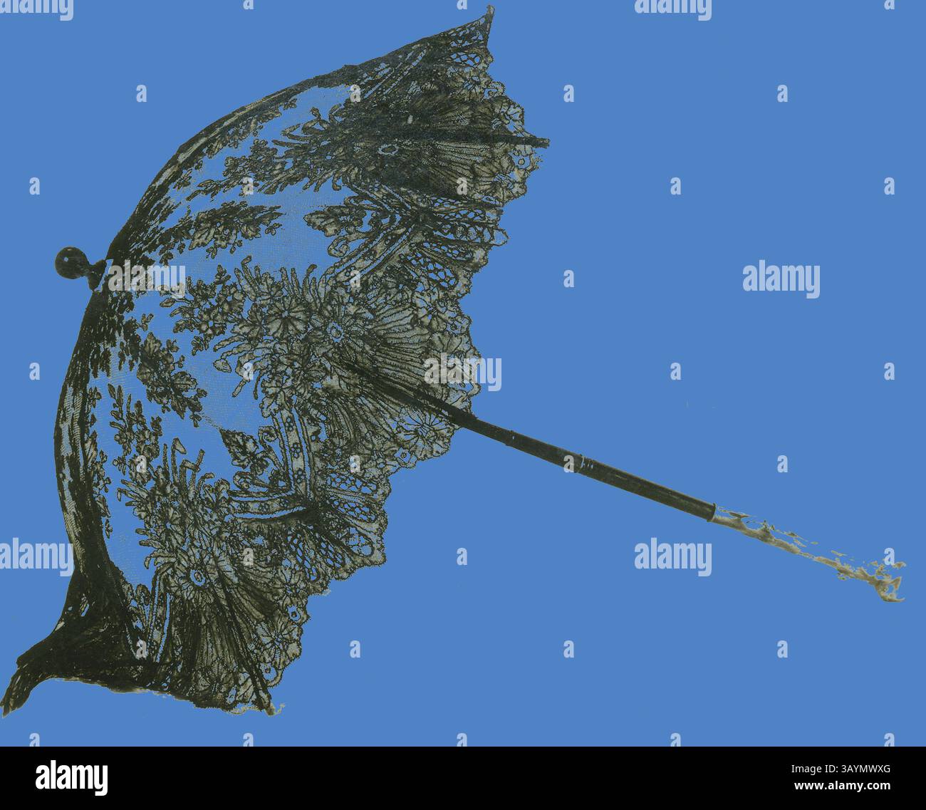 Ein aufwändig gestalteter Spitzenschirm mit zarten Blumenmustern, elegant vor einem leuchtend blauen Hintergrund. Parasol, ca. 1865/70, hergestellt von Gorham Manufacturing Company (wahrscheinlich Handle) (amerikanisch, gegründet 1831), Frankreich, Black Chantilly Lace Overy Elfenbein Taffeta. Mit dünner weißer Seide gefüttert, Holzgriff in Form von rustikalem Sitck, Klappgriff, Stahlrohrrahmen Klassische Kunst mit einem modernen Twist, neu interpretiert von Artotop Stockfoto