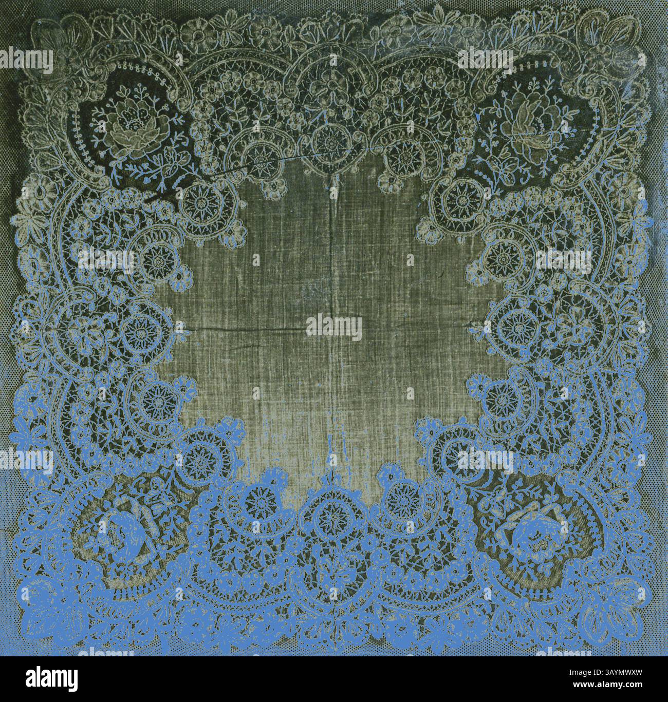 Ein kompliziertes Spitzendesign mit Blumenmustern und zarten Motiven, das einen zentralen Bereich elegant umrahmt. Die aufwändige Handwerkskunst unterstreicht die detailreiche Kunstfertigkeit des Textils. Taschentuch, 1875/1900, Belgien, Belgien, Leinen, glattes Gewebe, umrandet mit gemischter Spitze, Spulenteil Spitze vom Typ „Duchesse“ mit Einsätzen aus Nadelspitze vom Typ „Point de Gaze Classic Art mit einem modernen Twist, der von Artotop neu interpretiert wurde Stockfoto