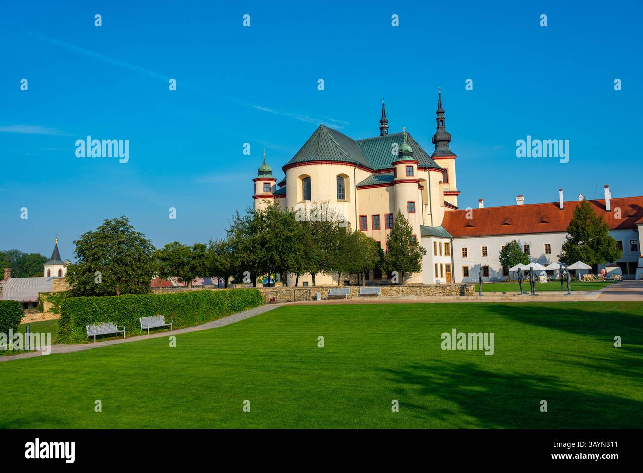 Piaristenkirche zur Entdeckung des Heiligen Kreuzes in Litomysl, Tschechische republik. BILD Stockfoto