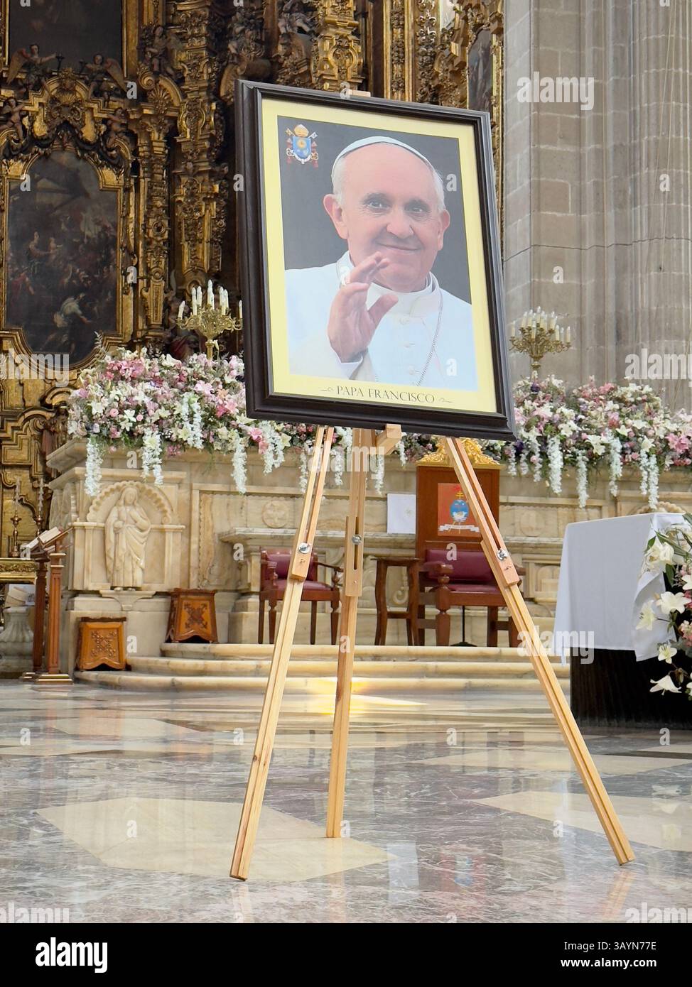 Mexiko-Stadt, Mexiko. April 2025. Bild von Papst Franziskus in Mexiko-Stadt Metropolitan Cathedral am 22. April 2025. Der Papst starb am Ostermontag, 21. April 2025, im Alter von 88 Jahren Stockfoto