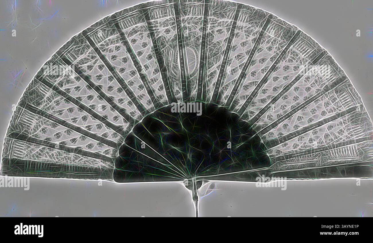 Ein zart gestalteter Ventilator mit komplizierten Mustern und Halbmondform, der künstlerische Details in seiner Struktur zeigt. Fan, ca. 1875, England, schwarze Schnürhalterung, glatte Schildkröte-Muschelstangen und -Schutzvorrichtungen, Muschelschlaufe und ein Metallniet, 26,7 cm 26,7 cm (10 1/2 Zoll) Klassische Kunst mit modernem Touch, neu interpretiert von Artotop Stockfoto