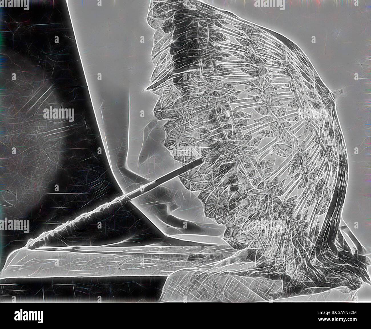 Ein zarter Schirm aus Spitze liegt elegant auf, und seine komplizierten Muster bilden einen Kontrast zu einem weichen Hintergrund. Ein schlanker Stift lehnt sich an den Regenschirm und deutet auf einen Moment der Kreativität oder Pause hin. Licht spielt um die Szene herum und verbessert die Texturen und Details. Sonnenschirm, um 1870, Frankreich, Schwarze Chantilly-Spitze über weißer Sura, mit dünner schwarzer Seide gefüttert, gerader elfenbeinfarbener Griff mit Trauben und Blättern. Stahlrahmen, schwarz emaillierte Rohre, moderne Befestigung Klassische Kunst mit modernem Twist, neu interpretiert von Artotop Stockfoto