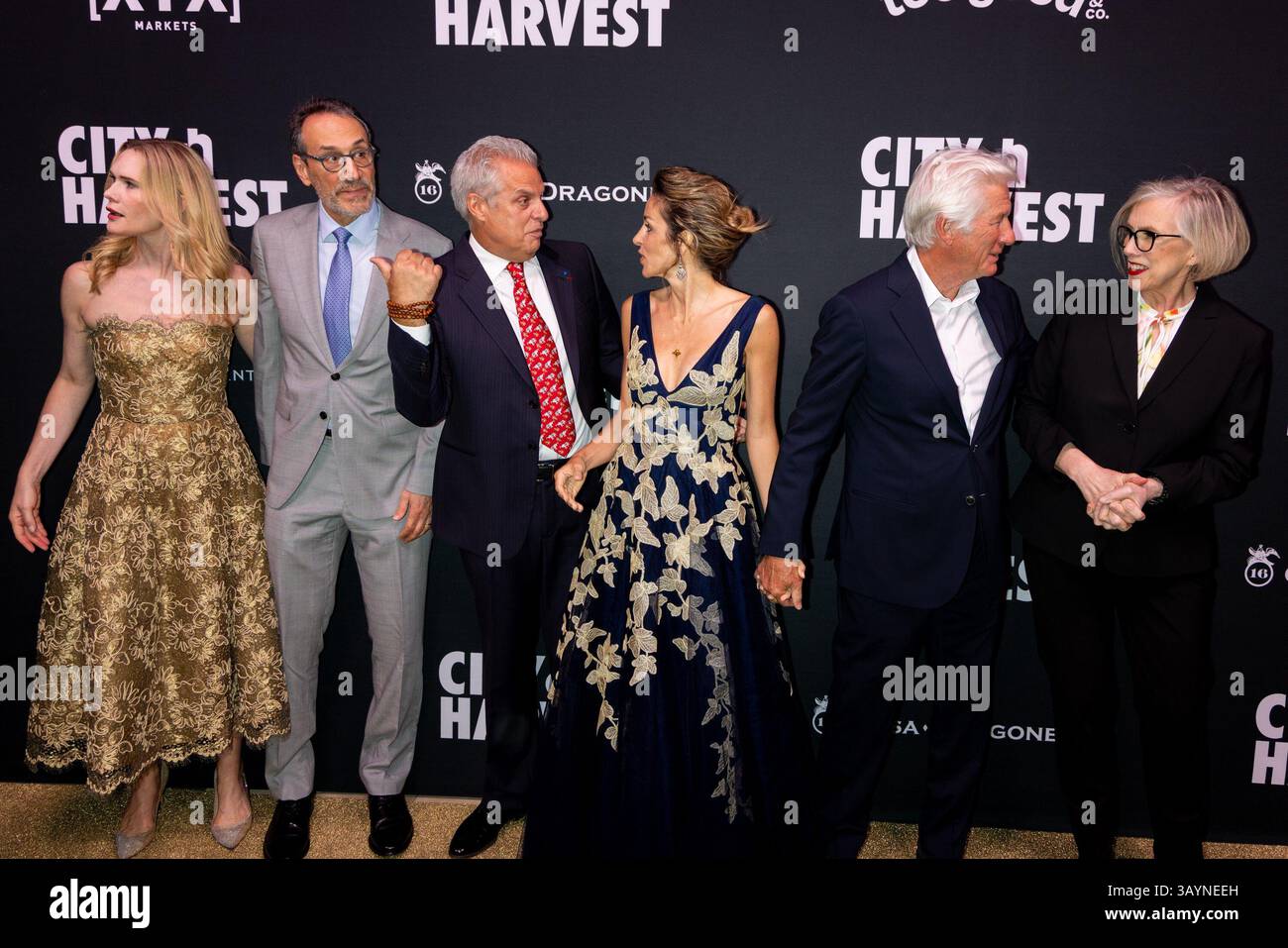 Ny. April 2025. Stephanie March, Dan Benton, Eric Ripert, Alejandra Silva, Richard Gere, Jilly Stephens bei Arrivals for City Harvest präsentiert die Gala 2025: Carnaval, Cipriani 42nd Street, New York, NY, 22. April. 2025. Quelle: Ryan Billings/Everett Collection/Alamy Live News Stockfoto