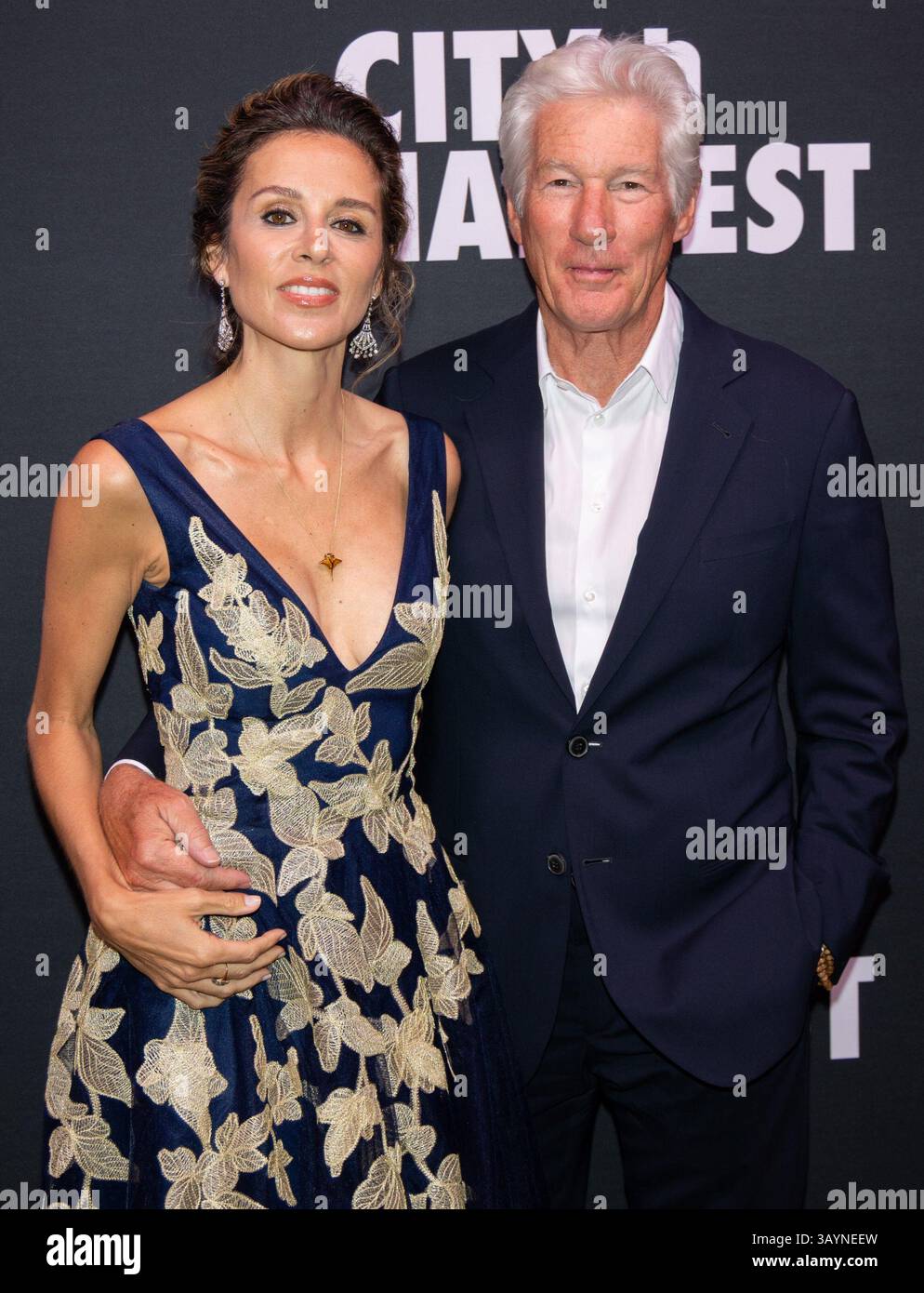 Ny. April 2025. Alejandra Silva, Richard Gere bei Arrivals for City Harvest präsentiert die Gala 2025: Carnaval, Cipriani 42nd Street, New York, NY, 22. April. 2025. Quelle: Ryan Billings/Everett Collection/Alamy Live News Stockfoto