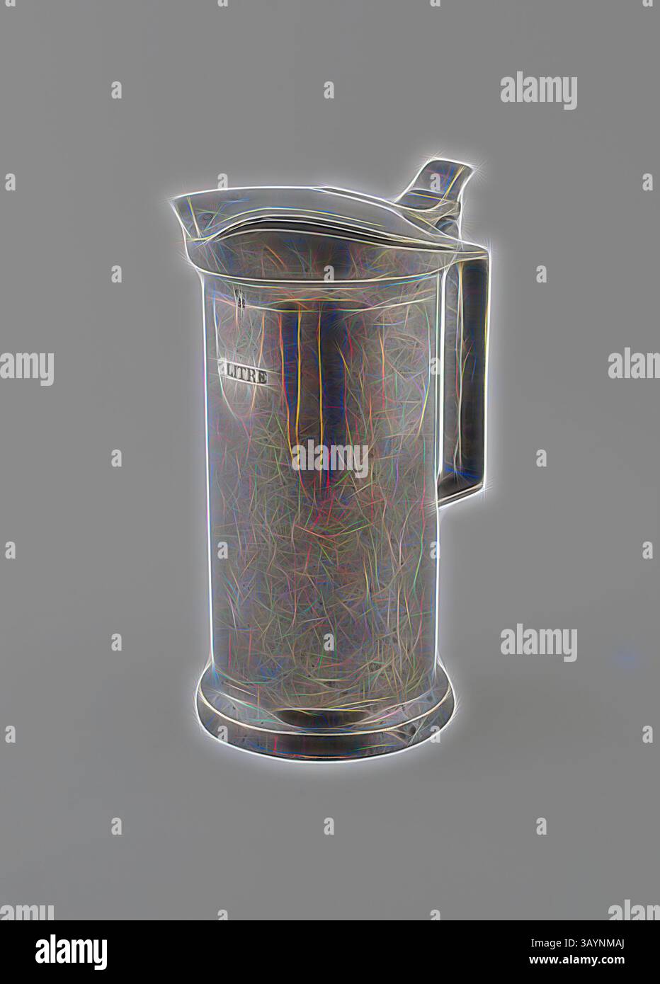 Ein schlanker, metallischer Pitcher mit strukturiertem Stoff und minimalistischem Design. Der Griff ist leicht zu fassen und unterstreicht so seine praktische Attraktivität. Liter, 1875/1895, Maison Le Seigneur, Deverre, Caen, Frankreich, Caen, Zinn, 21 x 16,5 cm (8 1/4 x 6 1/2 (inkl. Griff) Zoll) Klassische Kunst mit modernem Touch, neu interpretiert von Artotop Stockfoto