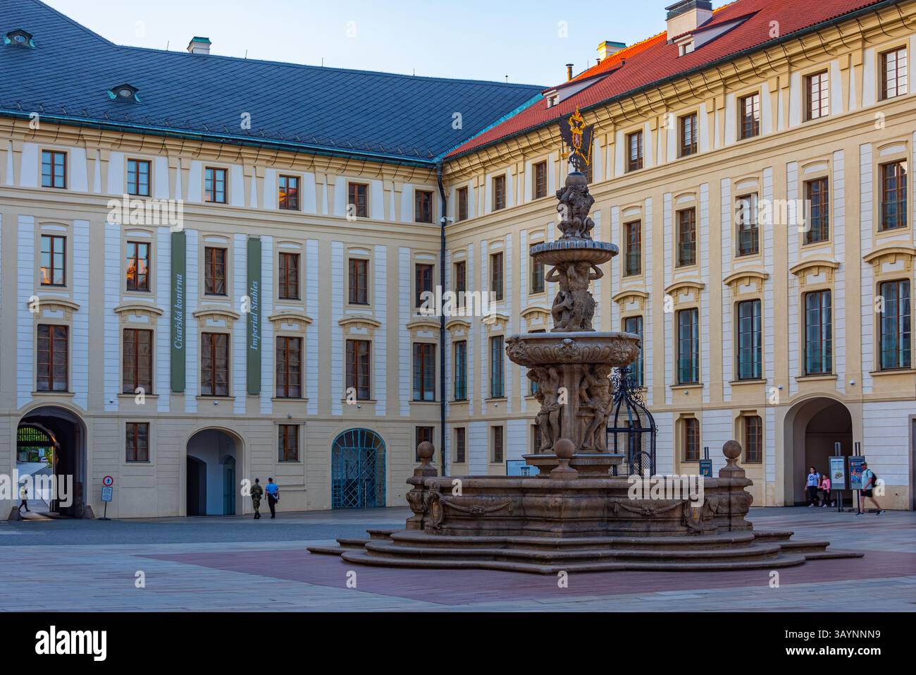 Prag, Tschechische republik, 13. Mai 2024: Kohl-Brunnen im zweiten Hof der Prager Burg in Tschechien. BILD Stockfoto