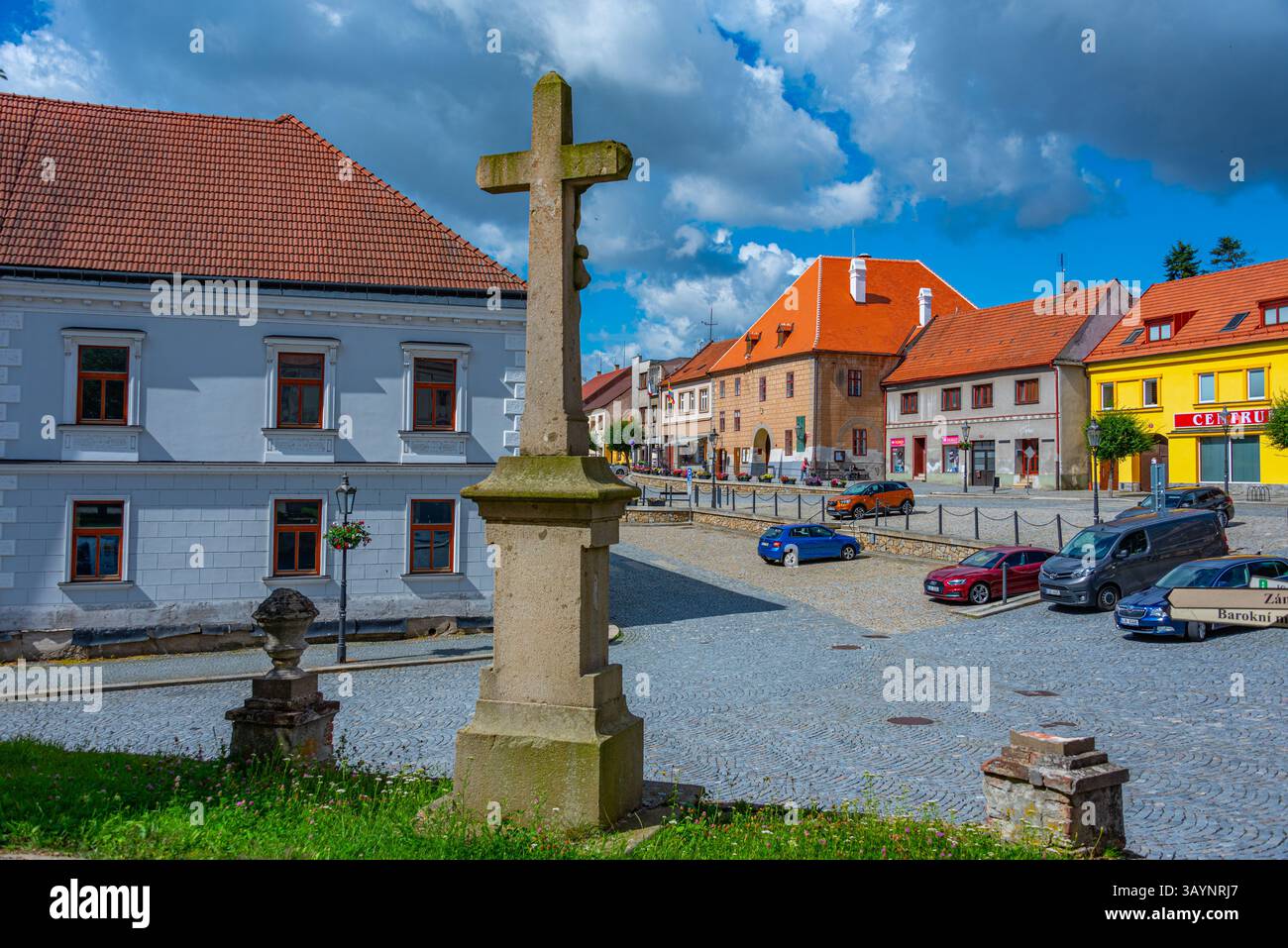 Namest nad Oslavou, Tschechische republik, 5. Juli 2024: Masarykovo namesti im Stadtzentrum von Namest nad Oslavou, Tschechische republik. BILD Stockfoto