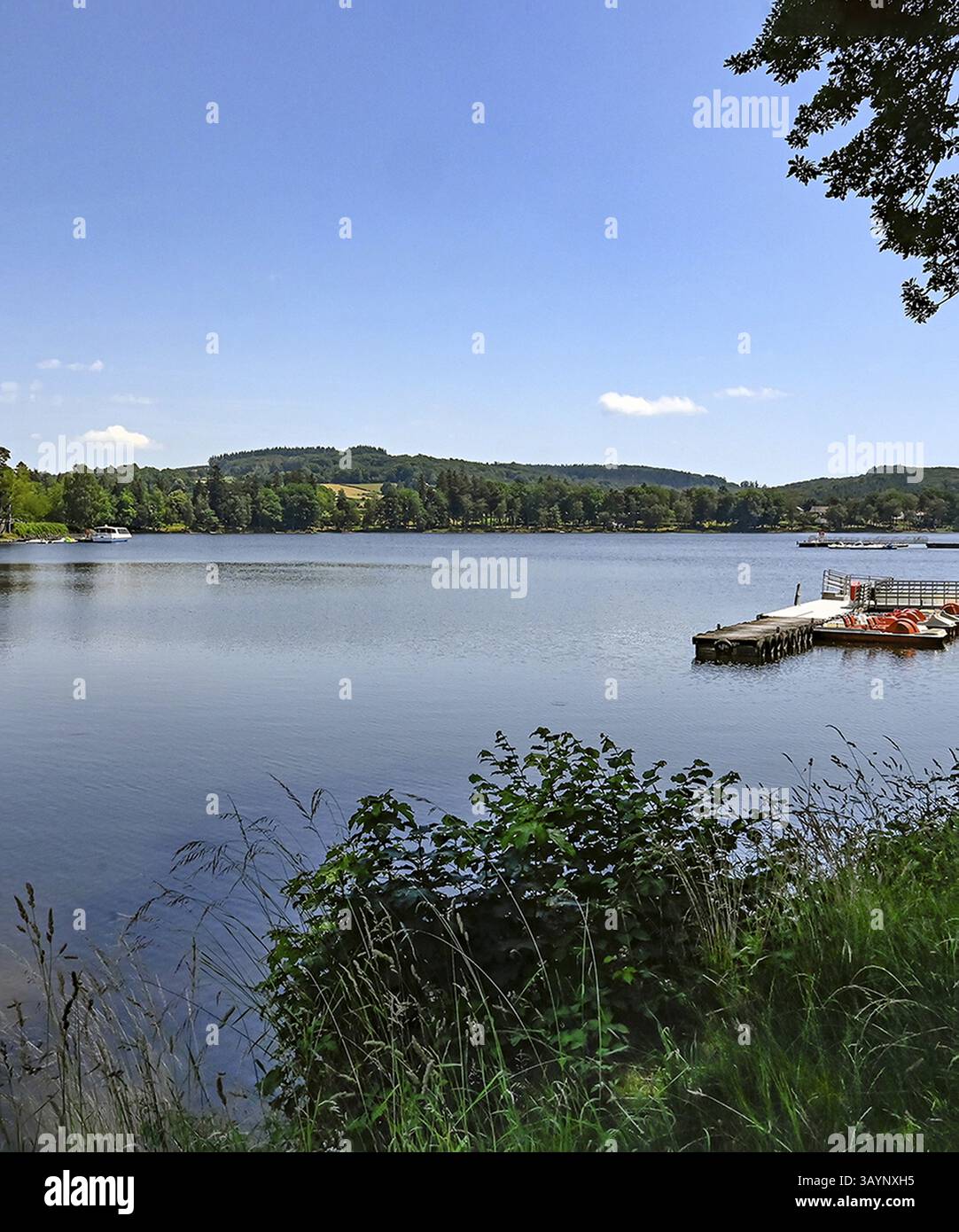 Bootsverleih und Anlegeplatz am Lac des Settons im bewaldeten regionalen Naturpark Morvan in der Nähe von Autun, Departement Nievre, Burgund, Bour Stockfoto