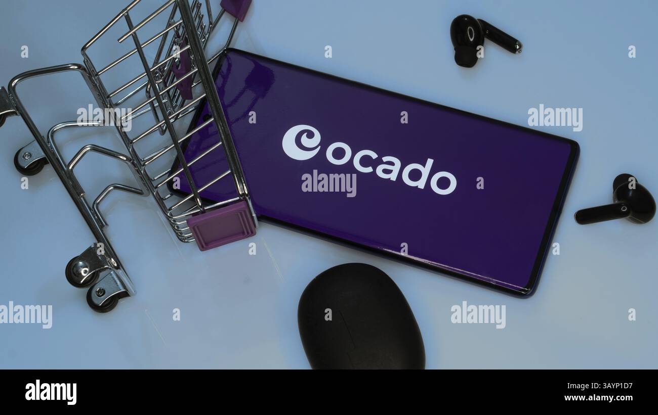 Dhaka, Bangladesch 19. April 2025: Ocado Mobile-Website mit Laptop-Website im Hintergrund Stockfoto