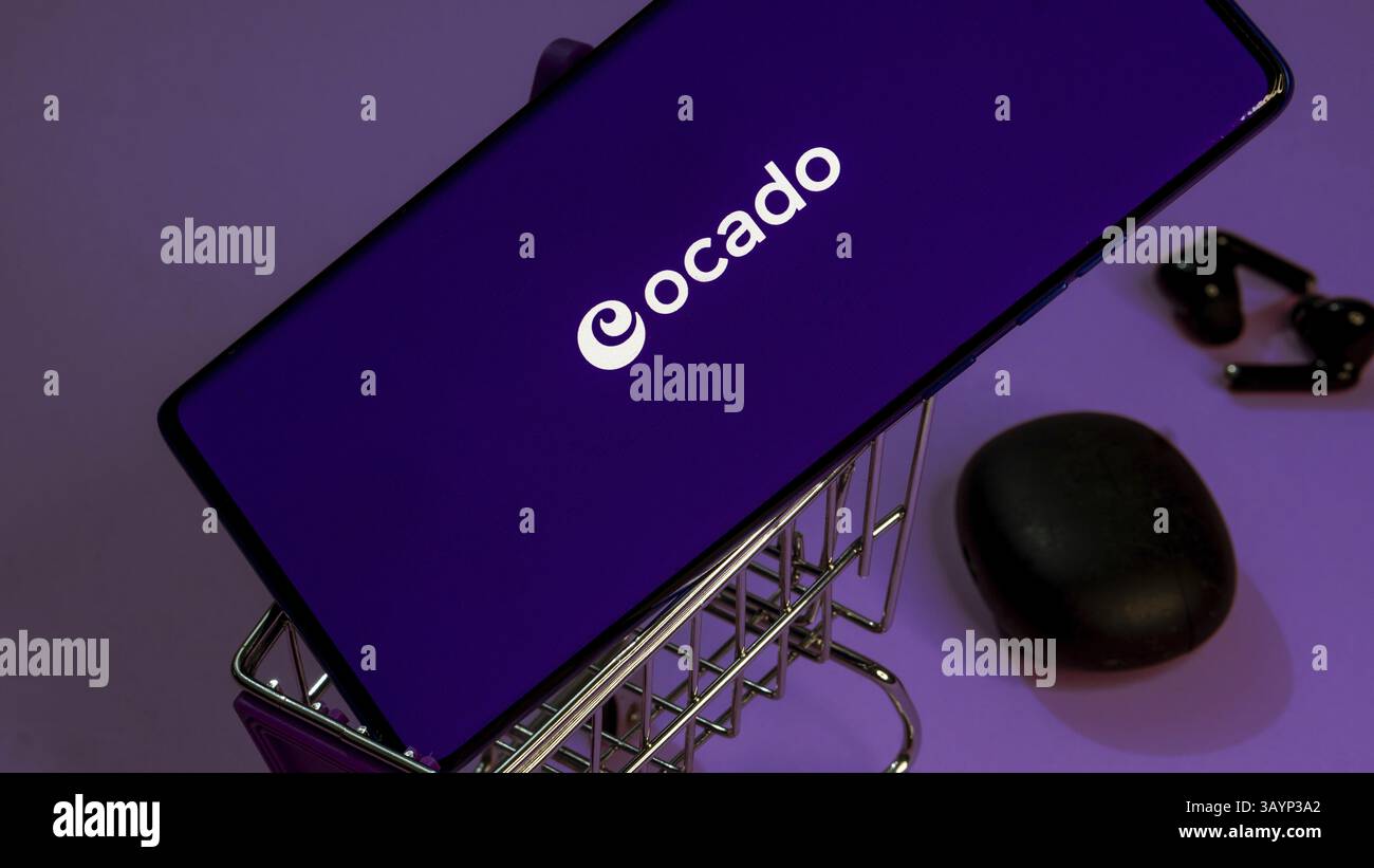 Dhaka, Bangladesch 19. April 2025: Ocado Mobile-Website mit Laptop-Website im Hintergrund Stockfoto