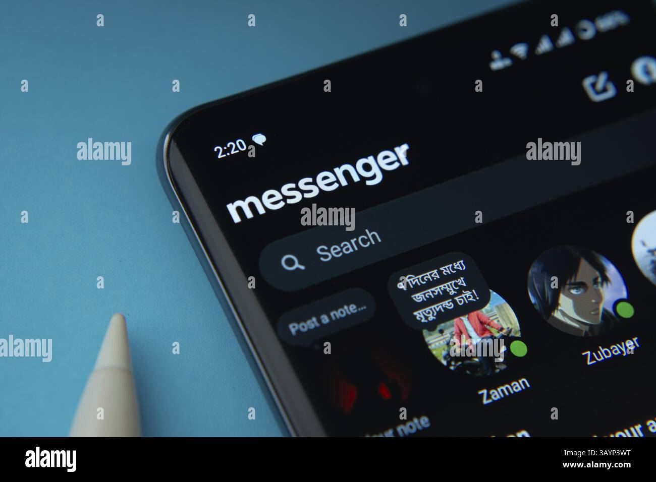 Dhaka, Bangladesch - 17. März 2025: Die App des Messenger wird auf einem Smartphone-Bildschirm angezeigt Stockfoto