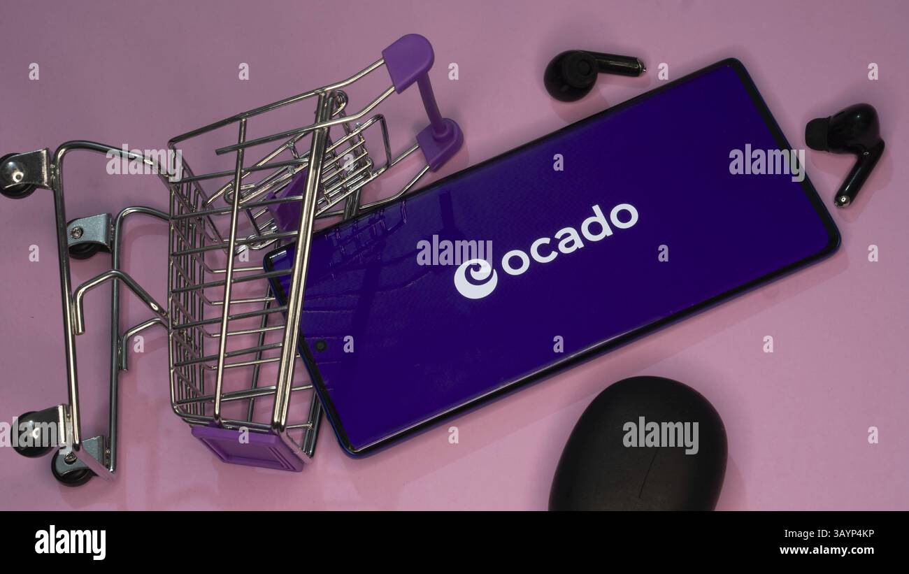 Dhaka, Bangladesch 19. April 2025: Ocado Mobile-Website mit Laptop-Website im Hintergrund Stockfoto