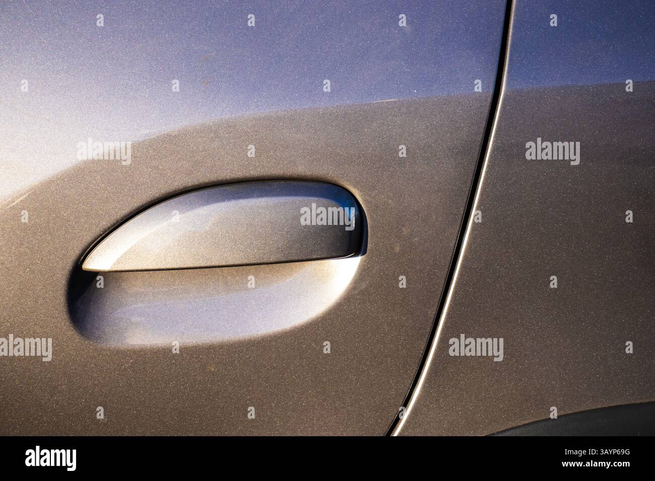 Nahaufnahme des Kfz-Türgriffs mit Metallic-grau-blauer Farbe in Brasilien. Präsentiert modernes Automobildesign, ideal für Automobil, Design und Technologie Stockfoto