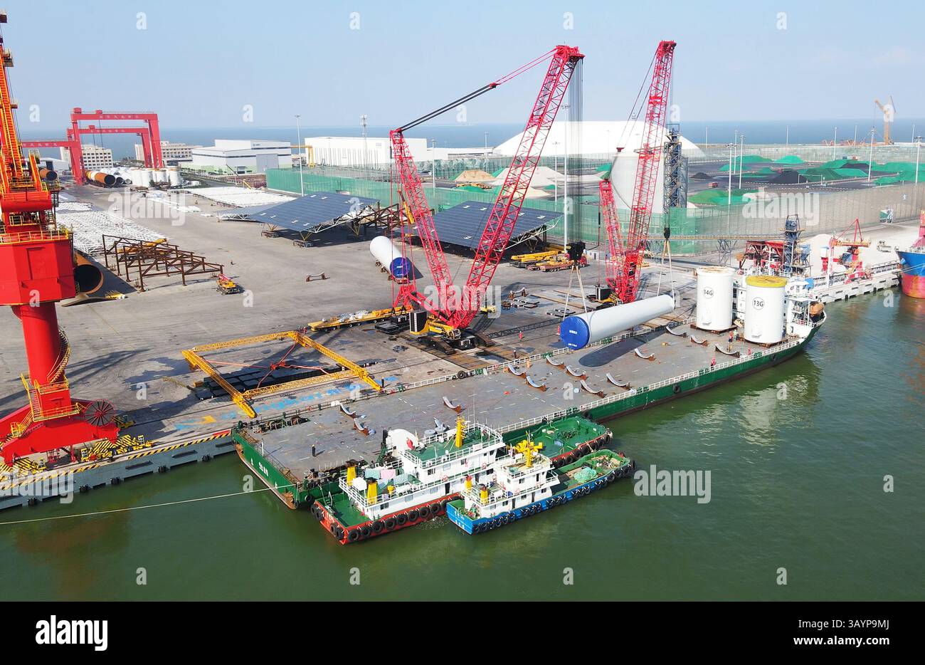 Offshore-Windturbinenturm – Transport und Schwerhub im Hafen – Logistik erneuerbarer Energien Stockfoto